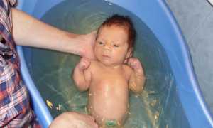 Как первый раз купать новорожденного ребенка: пошаговая инструкция, советы и лайфхаки