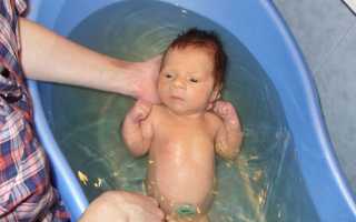 Как первый раз купать новорожденного ребенка: пошаговая инструкция, советы и лайфхаки