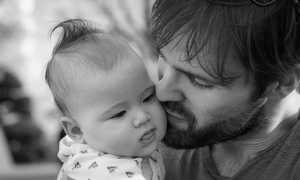 Как разбудить новорожденного для кормления и стоит ли это делать