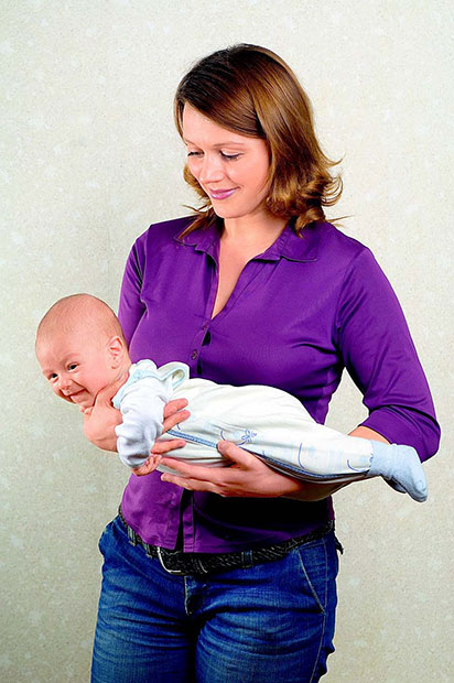 как держать ребенка при купании